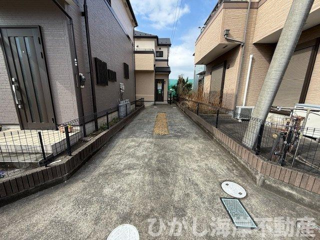 平塚市四之宮４丁目　中古戸建の前面道路含む現地写真|1月23日撮影　リフォーム中　現地外観