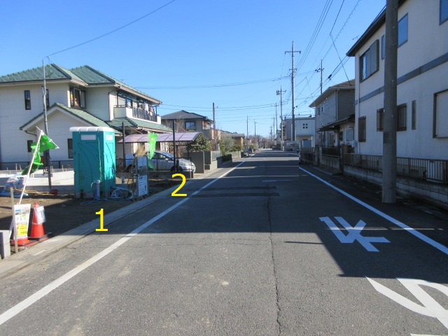 【仲介手数料無料】新築戸建　熊谷市赤城町1-161（全2棟）の前面道路含む現地写真