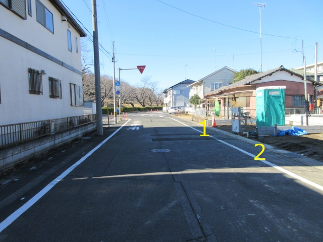 【仲介手数料無料】新築戸建　熊谷市赤城町1-161（全2棟）の前面道路含む現地写真
