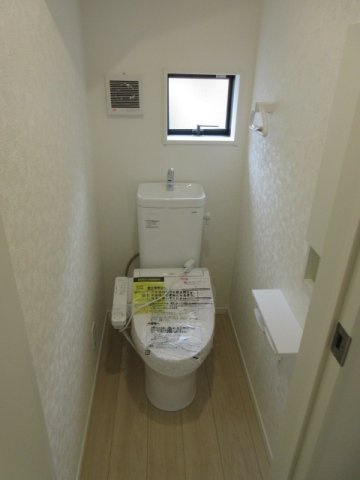 【仲介手数料無料】新築戸建　熊谷市赤城町1-161（全2棟）のトイレ