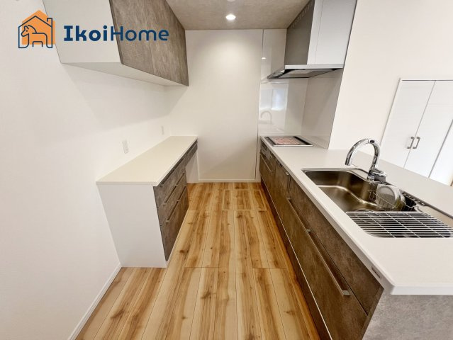 神戸市西区竜が岡2丁目全2棟2号地　新築戸建　のキッチン|【ホームページに現地動画掲載中】●年中無休：当日予約可●同色のカップボードが備え付け