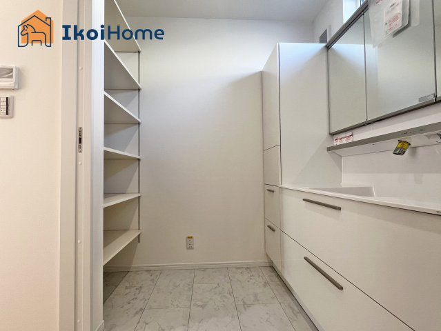 神戸市西区竜が岡2丁目全2棟2号地　新築戸建　の洗面所|【ホームページに現地動画掲載中】●年中無休：当日予約可●洗面台背後にも収納がございます！