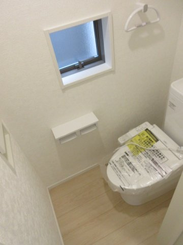 【仲介手数料無料】新築戸建　熊谷市赤城町1-161（全2棟）のトイレ