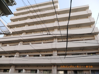 【外観】 | 陽光浴びる外観がシンプルな外観をより際立たせ、人々の記憶に存在感を植え付けます。