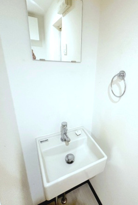 【洗面所】 | アッパービレッジ根岸 | 朝の支度に嬉しい洗面台　　※クリーニング前の写真です