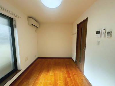 【寝室】 | アッパービレッジ根岸 | エアコン付で快適に過ごせます　※クリーニング前の写真です