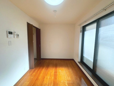 【居間・リビング】 | アッパービレッジ根岸 | 室内物干し付の居室　※クリーニング前の写真です