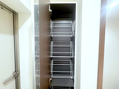 【玄関】 | アッパービレッジ根岸 | シューズボックス　※クリーニング前の写真です