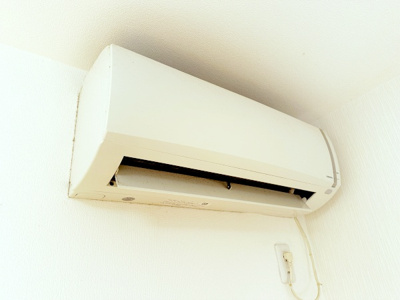 【設備】 | アッパービレッジ根岸 | 快適に過ごせるエアコン付　※クリーニング前の写真です