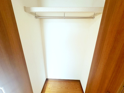 【収納】 | アッパービレッジ根岸 | 丈の長いお召し物もかけられるクローゼット　※クリーニング前の写真です