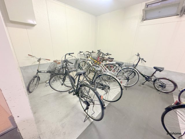 ジェイプライド難波南の駐車場