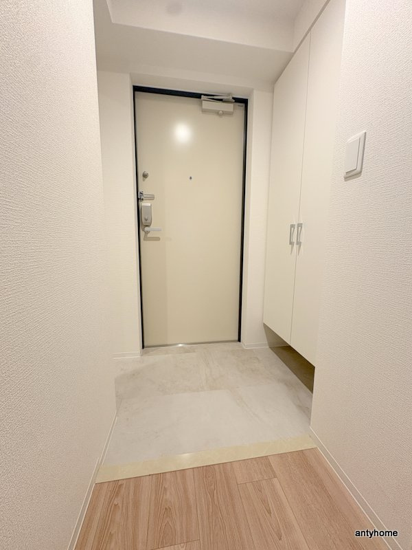 コンフォリア・リヴ淡路町一丁目　仲介手数料無料の玄関