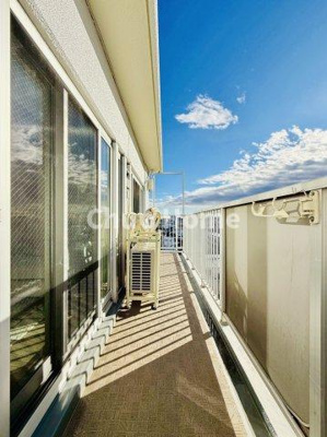 【バルコニー】 | ニックハイム渋江公園 | 【バルコニー】幅もあって、奥行きもあるゆとりのバルコニー。洗濯物を干したり乾かしたりだけでなく、ただ出てみるだけでも気持ちいいですよ。