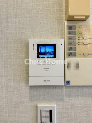 【セキュリティ】 | ニックハイム渋江公園 | 【モニターホン】誰が来たかすぐにわかるカラーモニター付きインターホン。通話ボタンを押すまでは室内の音は漏れていませんので相手を確かめてから応対できます。