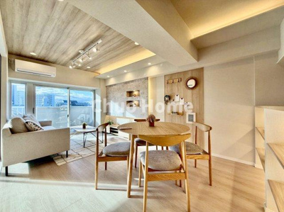 【居間・リビング】 | ニックハイム渋江公園 | 【リビングダイニング】一日の中で多くの時間を過すことになるリビングダイニングだからこそ、いつも穏やかな空間であることが必然。爽やかな通風と採光を存分に感じる事が出来る空間です。