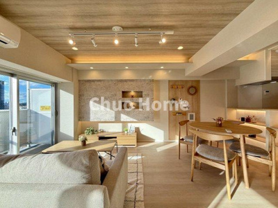 【ダイニング】 | ニックハイム渋江公園 | 【ダイニング】忙しい朝でも、しっかり家族が揃って食事をして頂けるゆとりある大きさのダイニングスペース。奥様が作る手料理をカウンター越しに受けとって頂き、テーブルで囲む素敵な時間を存分に愉しんで下さい。