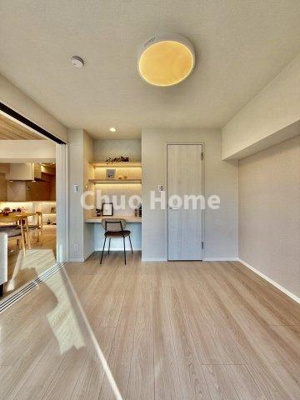 【寝室】 | ニックハイム渋江公園 | 【寝室】心と体をゆったりと安らげる主寝室。寝室のゆとりが大きい分だけ、暮らしの安らぎは深まります。一日の疲れを癒すだけでなく、ご夫婦の親密な語らいを紡ぎ出します