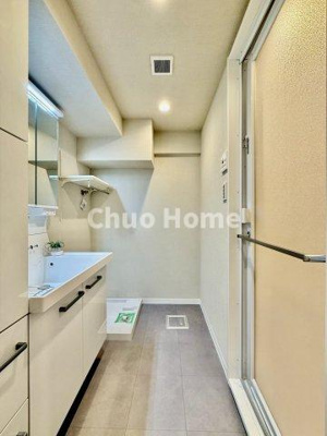 【脱衣所】 | ニックハイム渋江公園 | 【洗面所】明るい洗面所は朝をすっきりさせてくれる空間です。バタバタしている忙しい朝でも収納が多い洗面台では短い時間で効率良く支度ができます。