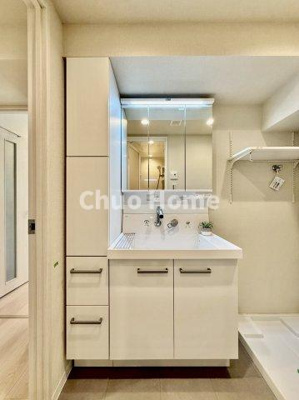 【独立洗面台】 | ニックハイム渋江公園 | 【洗面化粧台】洗面化粧台には三面鏡を採用。身だしなみを整えやすい事はもちろんですが、鏡の後ろに収納スペースを設ける事により、散らかりやすい洗面スペースをすっきりさせる事が出来るのも嬉しいですね