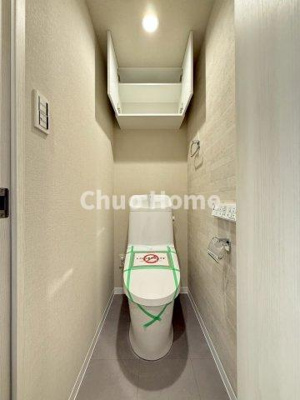 【トイレ】 | ニックハイム渋江公園 | 【トイレ】 収納スペースをしっかりと確保した温水洗浄便座機能付きトイレ。温水洗浄便座は清潔にお使いいただくための大切なアイテムです。