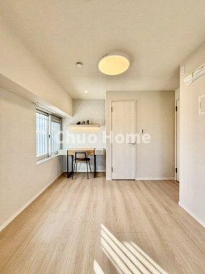 【洋室】 | ニックハイム渋江公園 | 【洋室】快適に過ごす条件は、一人ひとり違います。だからこそ飾り過ぎないシンプルな内装と偏り過ぎないデザインで統一しております。居住していく中でオーナー様だけの【マイホーム】に創り上げて下さい