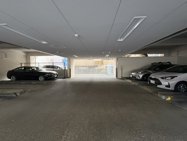 シオン西岡本の駐車場