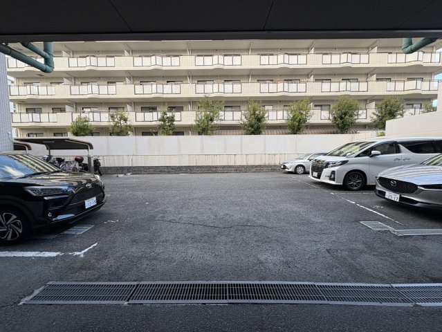 シオン西岡本の駐車場