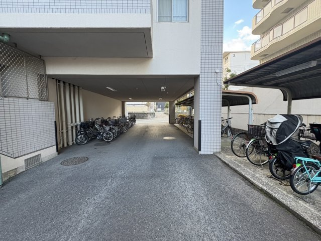 シオン西岡本の駐車場