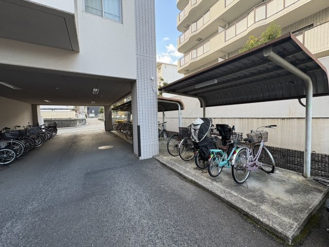 シオン西岡本の駐車場