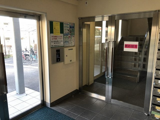 アメニティマンションのエントランス