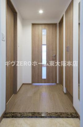 プレジオ荒本新町　仲介手数料無料の玄関
