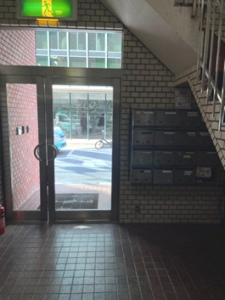 八丁堀共同ビルのエントランス