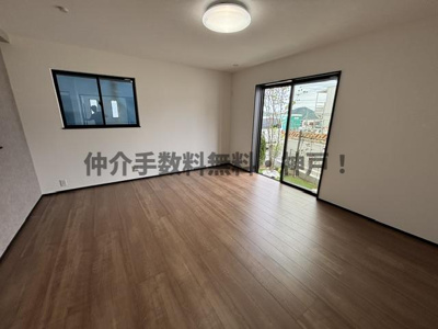 【居間・リビング】 | 神戸市須磨区北須磨タウン　新築戸建I-4号棟　仲介手数料無料！ | ゆったりとしたリビングです