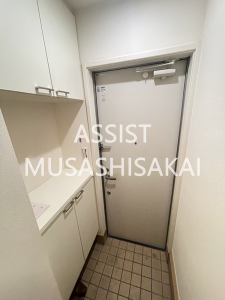 やまふく・吉祥寺の玄関|写真：設備同仕様の別物件です