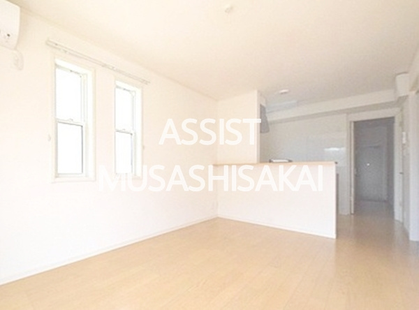 やまふく・吉祥寺の居間・リビング|写真：設備同仕様の別物件です