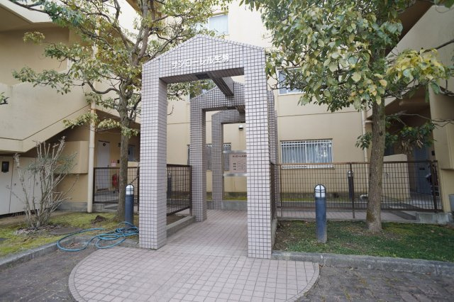 サンローレル生駒のエントランス