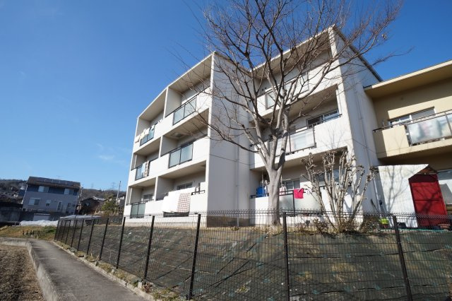 サンローレル生駒の外観