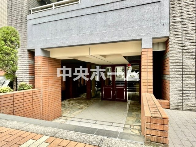 コアマンション御徒町フリージオのエントランス|【エントランス】マンションのエントランスは、その物件の印象を決める、顔とも言える場所です。毎日通る場所ですからきれいなのが一番です。エントランス内はオートロックですので暮らしの安全も確保されています。