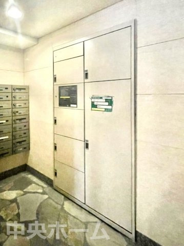 コアマンション御徒町フリージオの設備|【宅配ボックス】在宅時・不在時に関わらず、居住者の代わりに非対面で宅配物を受け取ってくれる便利な設備です。わかりやすくご説明致しますので見学時にはお部屋だけではなく共用部分もぜひチェックしてください。