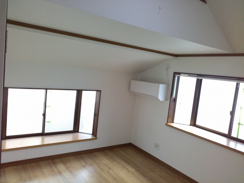 シャルム妻田の居間・リビング|2面採光のお部屋です