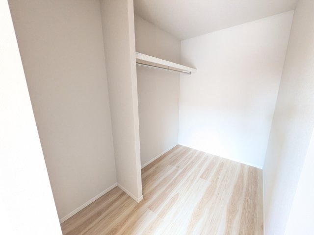 牛久市南　18期　新築戸建の収納|大容量のウォークインクローゼット。衣類はもちろん、スーツケースや季節の家電もまとめて収納でき、居室空間をすっきりと保ちます。
