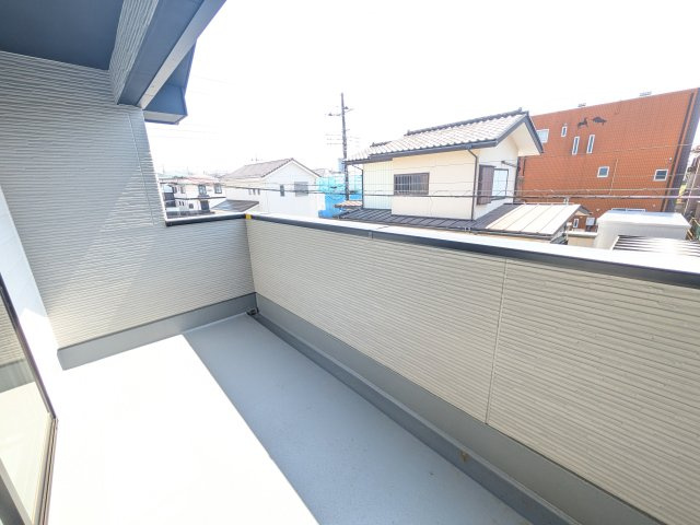 牛久市南　18期　新築戸建のバルコニー|洗濯物も布団もまとめて干せるワイド設計。
広々としたワイドバルコニーで、家事の効率が上がり、日々の暮らしが快適になります。