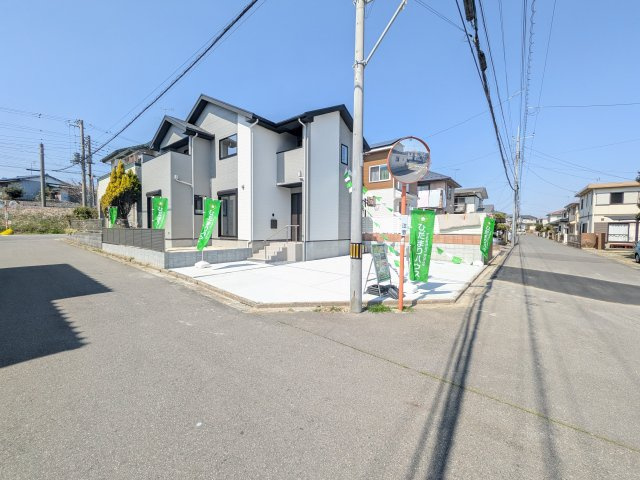 牛久市南　18期　新築戸建の前面道路含む現地写真|現地完成済で建物や駐車場、お庭も全てご覧いただけます。
陽当たりや敷地の広さをご確認できます！
本日のご見学も可能です♪
お気軽にお電話またはお問い合わせください。