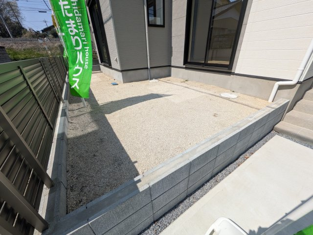 牛久市南　18期　新築戸建の庭|リビングに明るい光を届ける広々とした南庭。
お子様の遊び場やペットのスペースとしても最適です。
室内外で心地よい暮らしが叶います。
