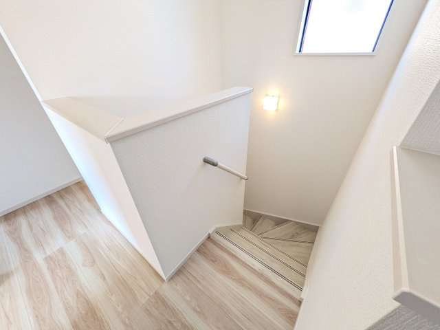 牛久市南　18期　新築戸建の内装|窓付きで明るい階段は、手すり付きでお子様からご年配の方まで安心して上り下りができます♪
