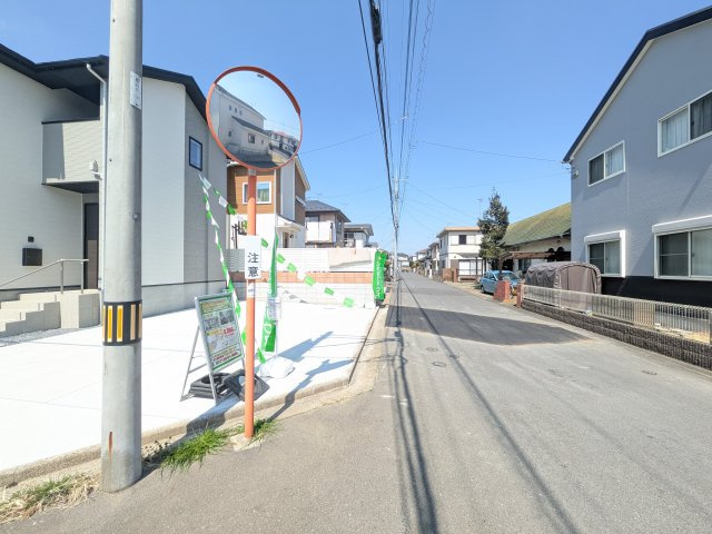 牛久市南　18期　新築戸建の前面道路含む現地写真