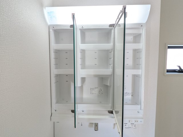 牛久市南　18期　新築戸建の独立洗面台|鏡を開くと、中には大容量の隠す収納。
ボックスティッシュも収納可能で、可変トレイは収納物に応じて高さ調整ができます！
 取り外して洗えるので清潔です。