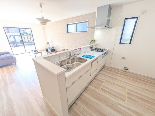 牛久市南　18期　新築戸建のキッチン|料理がもっと楽しくなる広々としたワークトップ。お手入れしやすい素材を採用し、日々の掃除もラクラクこなせます。