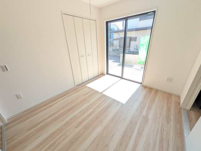 牛久市南　18期　新築戸建の洋室|リビングと繋がる多目的スペース。引き戸を開ければ広々LDK、閉じれば客間や書斎、お子様の遊び場に早変わりします。日当たりも良好です♪