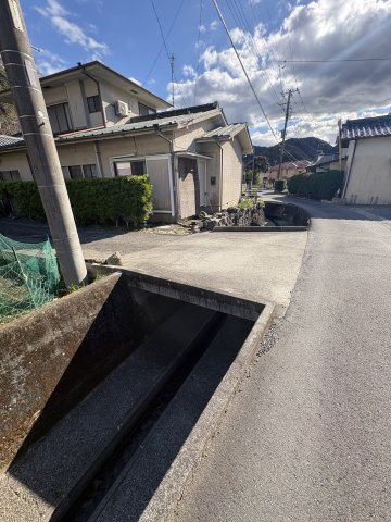 売土地　賀茂郡松崎町の周辺|水路には橋が架かっています。